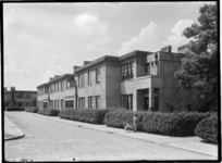 1978-3552 Betonwoningen in de Anemoonstraat. Rechts de panden nrs. 13a en b tegenover de Zwanebloemstraat.
