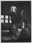 1978-3555 Interieur van de meisjesschool Sint Agnes aan de Mathenesserdijk. Op de foto: twee meisjes lopen op het ...