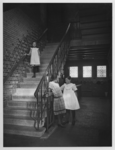 1978-3557 Interieur van de meisjesschool Sint Agnes aan de Mathenesserdijk. Drie meisjes bij het trappenhuis van de 2e ...