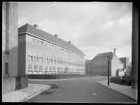 1978-3575 Het scholencomplex van architect A. van der Steur aan de Zwartewaalstraat