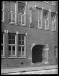1978-3576 Ingang van de Sint Antoniusschool aan de Bruijnstraat nummer 61a. In de gevel het beeld in terra cotta van ...
