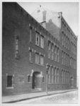 1978-3577 Toegang tot de Sint Tarcisiusschool (links) voor U.L.O. aan de Bruijnstraat nummer 61b. Rechts achteraan de ...