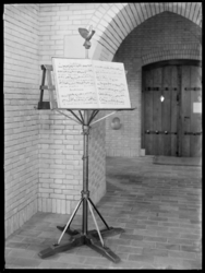 1978-3585 Interieur van de R.K. kerk Sint Antonius Abt aan de Jan Kruijffstraat. Muziekstandaard van brons.