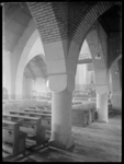 1978-3590 Interieur van de R.K. kerk Sint Antonius Abt aan de Jan Kruijffstraat. Vanaf de Biechtgang in de richting van ...