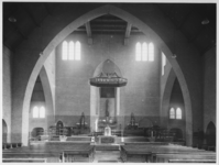 1978-3593 Interieur van de R.K. kerk Sint Antonius Abt aan de Jan Kruijffstraat. Priesterkoor met altaar.