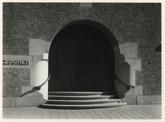 1978-3597 De ingang en toegangspoort van het bankgebouw van R. Mees en Zonen aan het Beursplein (vanaf 1942 de Blaak).