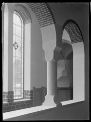 1978-3624 Boogconstructie van een zuil van een open galerij en een glas-in-loodraam in het bankgebouw van R. Mees en ...