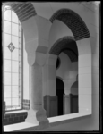 1978-3625 Boogconstructie van een zuil van een open galerij en een glas-in-loodraam in het bankgebouw van R. Mees en ...