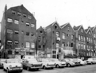 1978-363 De parkeerplaats aan de westzijde van de Hartmansstraat met de achterzijde van de huizen aan de Zwarte ...