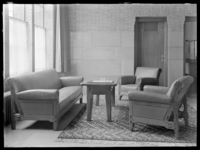 1978-3657 Interieur van bank R. Mees en Zonen aan het Beursplein (vanaf 1942 de Blaak). Een zitje met bankstel en een hal.