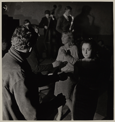1978-3839 Dansen in clubhuis 'Ons Huis' aan de Gouvernestraat.