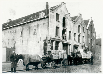 1978-627 Pakhuizen en kantoor van de Rotterdamsche Kaashandel aan de Baan, uiterst links de heer Quist.