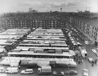 1979-234 Overzicht van de weekmarkt op het Visserijplein vanaf een flat aan de Gijsinglaan. Op de achtergrond de huizen ...