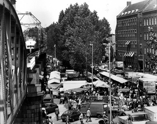 1979-236 De markt aan de Binnenrotte, onder en naast het spoorwegviaduct, rechts het PTT-gebouw, gezien vanaf Station Blaak.