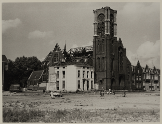 1979-801 De Rooms-Katholieke Kerk van de Allerheiligste Verlosser aan de Goudse Rijweg met een beschadigd dak na een ...
