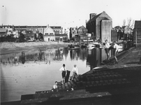 1980-1727 Spelende Kinderen bij de Buizenwaal. Op de achtergrond rechts de achterzijde van de RK kerk aan de Havenstraat.