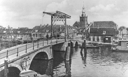 1980-1852 De Hogebrug over de Delfshavense Schie gezien vanaf de Delfshavensekade (boven een woonhuis). Op de ...