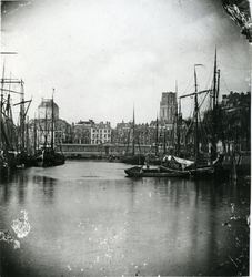 1980-1908 De Leuvehaven, op de achtergrond midden de Zeevischmarkt, links de koepel van de Sint-Dominicuskerk, rechts ...