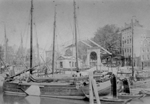 1980-1910 Gezicht op de Blaak met de Keizersbrug, daarachter de Zeevischmarkt, rechts de Noordblaak.