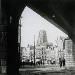 1980-2091 Zicht vanonder het spoorwegviaduct op de Grotemarkt.Op de achtergrond de toren van de Sint-Laurenskerk.