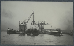 1980-3452 Overslag van massagoed in de Waalhaven. Links van het zeeschip de Vulcaan no.2 , de hijskraan rechts is de ...