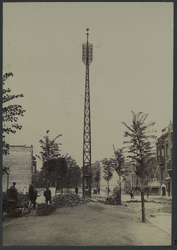 1980-3522 Het opzetten van een telefoonmast met opvoerpunt aan het begin van de Voorschoterlaan nabij de Oudedijk.