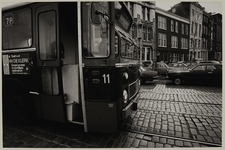 1980-3938 Het opvanghuis voor drugsverslaafden Opo Hoso aan de Wijnstraat nummer 8. Op de voorgrond de methadonbus.