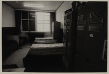 1980-3940 Interieurfoto van de slaapzaal van het opvanghuis voor drugsverslaafden Opo Hoso aan de Wijnstraat nummer 8.
