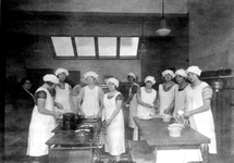 1980-4016 Interieur Rotterdamse Huishoudschool aan de Graaf Florisstraat nummers 45-61. Leerlingen in de keuken.