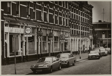 1980-413 Bars en seksclubs aan de Delistraat in Katendrecht.