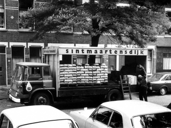 1981-1893 Gezicht op de Robert Fruinstraat. Vrachtauto van de kolenleverancier Sintmaartensdijk voor pand 43.