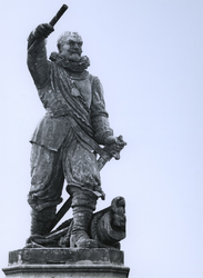 1981-1896 Standbeeld van Piet Heyn aan het Piet Heynsplein / Achterhaven.