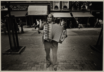 1981-452 Een accordeonspeler op de Oude Binnenweg.