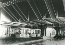1981-544 Toegang tot Station Beurs, links de loketten, rechts taxi's, gezien onder het spoorwegviaduct.