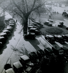 1981-787 Geparkeerde auto's in de straat bij de Boezemsingel.