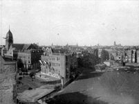 1982-259 Gezicht op de 's-Gravendijkwal met links de Nieuwe Kerk (Delfshaven) en het weiland aan het eind van de straat ...
