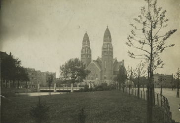 1983-1665 De Koninginnekerk, aan de Admiraal de Ruyterweg, vanaf de Slachthuiskade uit het noordoosten.