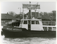 1983-1816 Quarantaine inrichting, aan de Quarantaineweg op Heyplaat. Op de voorgrond schip de Nieuwe Waterweg van de ...