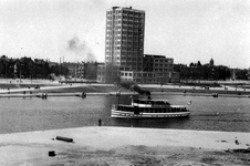 1983-93 Rondvaartboot Geisha in de Coolhaven met op de achtergrond het GEB-gebouw aan de Rochussenstraat. Op de ...