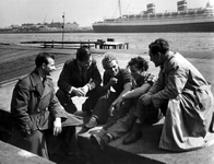1984-181 Leerlingen van de zeevaartschool in gesprek met binnenvaartschippers. Op de achtergrond de Nieuwe Maas met ...