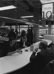 1984-75 Hulp- en Informatiecentrum (HIC) in de Centrale Bibliotheek aan de Hoogstraat. De balie van de dienst Midden- ...