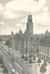 1986-1796 De Coolsingel met het stadhuis, uiterst rechts een deel van het postkantoor, gezien vanaf hotel Atlanta.