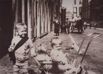 1986-1836 Kinderen van de familie Kleingeld op Koninginnedag, ter hoogte van huis nr. 50 in de Hoveniersstraat. Links ...