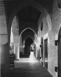 1986-224 Interieur van de RK kerk Anthonius Abt aan de Jan Kruijffstraat nummer 40. Biechtgang rechts van de kerkzaal.
