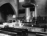 1986-383 Interieur van de RK kerk Anthonius Abt aan de Jan Kruijffstraat nummer 40. Het altaar.