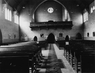 1986-384 Interieur van de RK kerk Anthonius Abt aan de Jan Kruijffstraat nummer 40. middenbeuk in de richting van het koor.