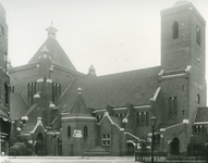 1986-385 Westelijke gevel van de RK kerk Antonius Abt aan de Jan Kruijffstraat, vanuit de Gijsingstraat.
