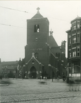 1986-386 Sint Antonius Abt kerk aan de Jan Kruijffstraat gezien vanaf de Schiedamseweg. Rechts naast de kerk de Noordschans.