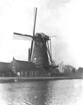 1986-656 Gezicht op de Delfshavense Schie en de Hoekmolen met open molenkap aan de Spangesekade. De Hoekmolen is in ...