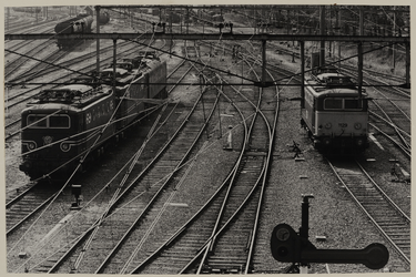 1987-1595 Een overzicht vanaf de spoorwegovergang bij de Varkenoordsebocht (uit het noorden) op het spoorwegemplacement ...